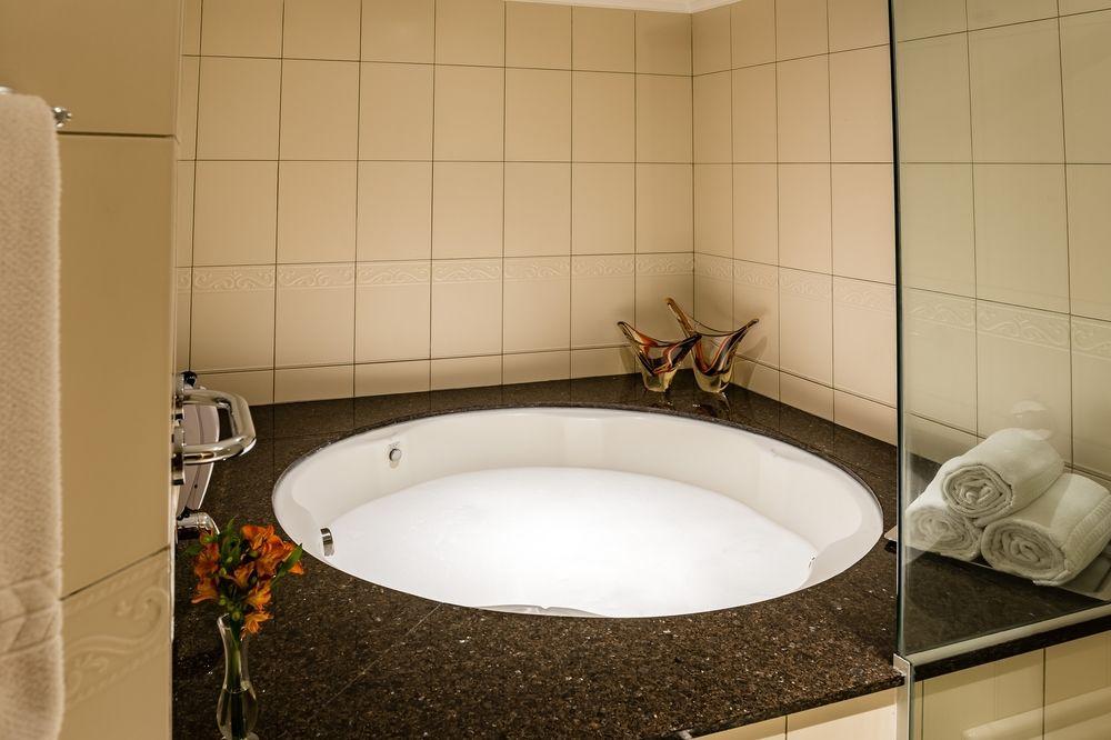 Hotel Qoya Curitiba, Curio Collection By Hilton 5*